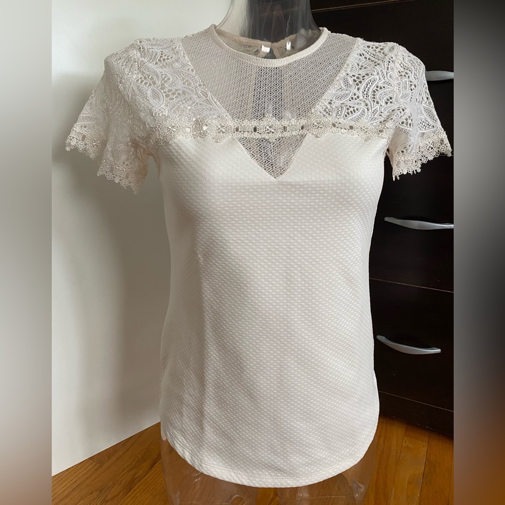 Off white H&M fitted top. Gorgeous detailing along shoulder area. Size Small.